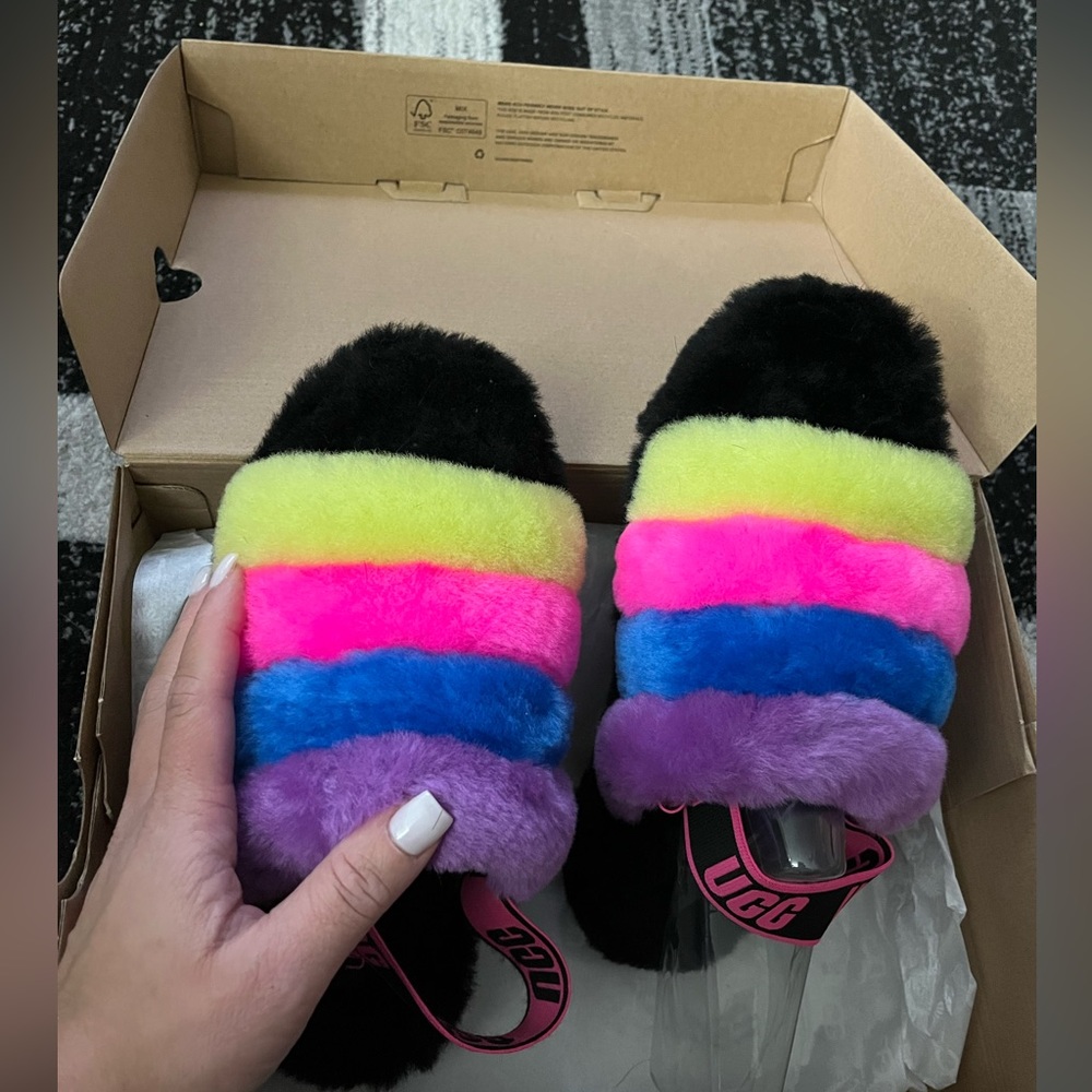 UGG FLUFF SLIDES SIZE 7!